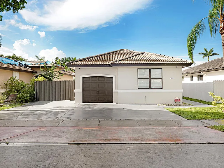 16082 SW 68th Ter — Photo 4
