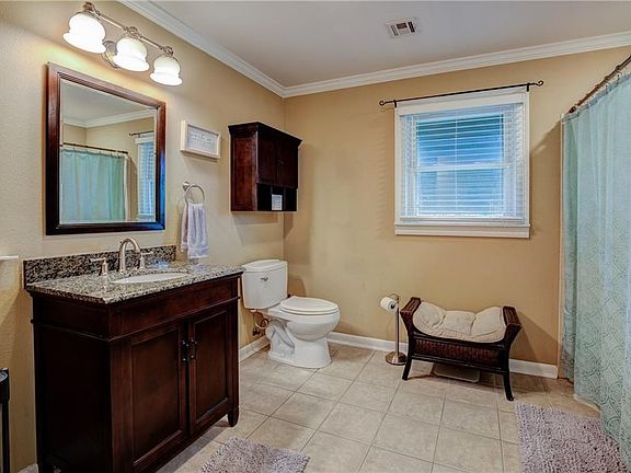 4th image of 308 Giacomo St