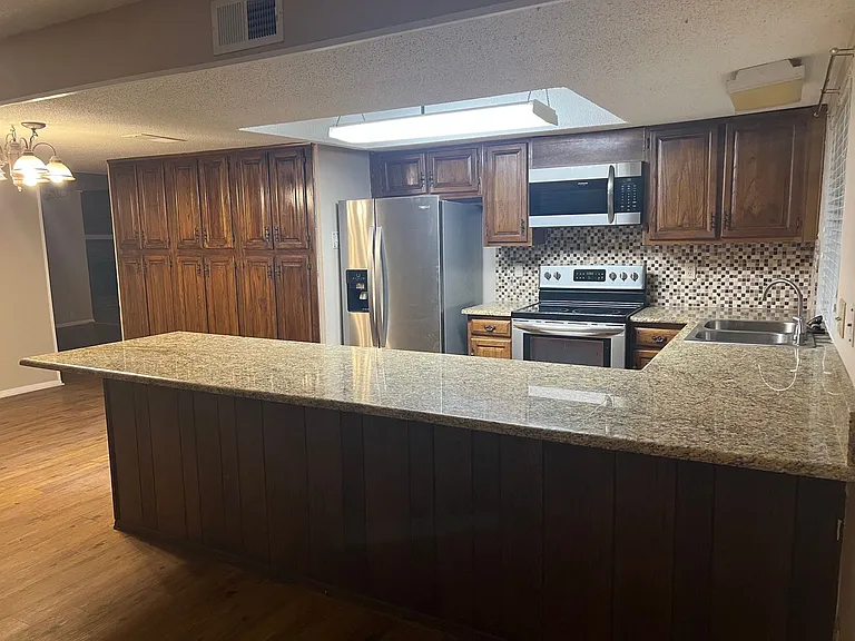 416 Lincoln Dr — Photo 2
