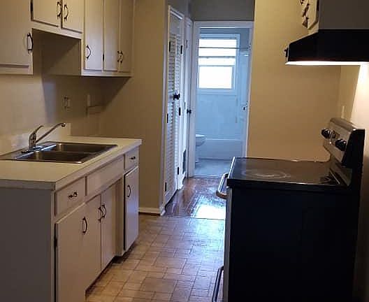 5th image of 1820 Augusta Dr APT 7