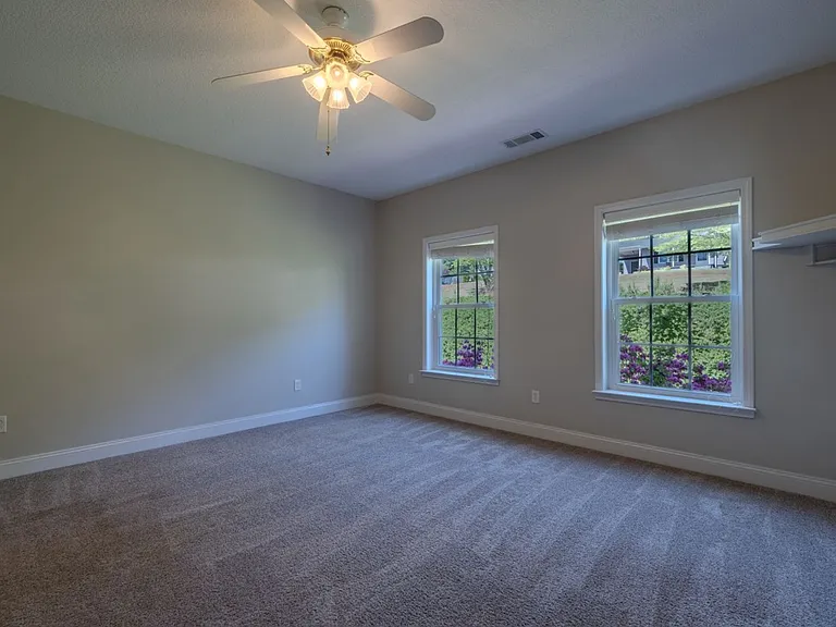 131 Eric Dr — Photo 4