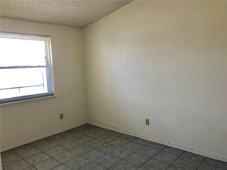8500 Lakehurst Rd — Photo 10