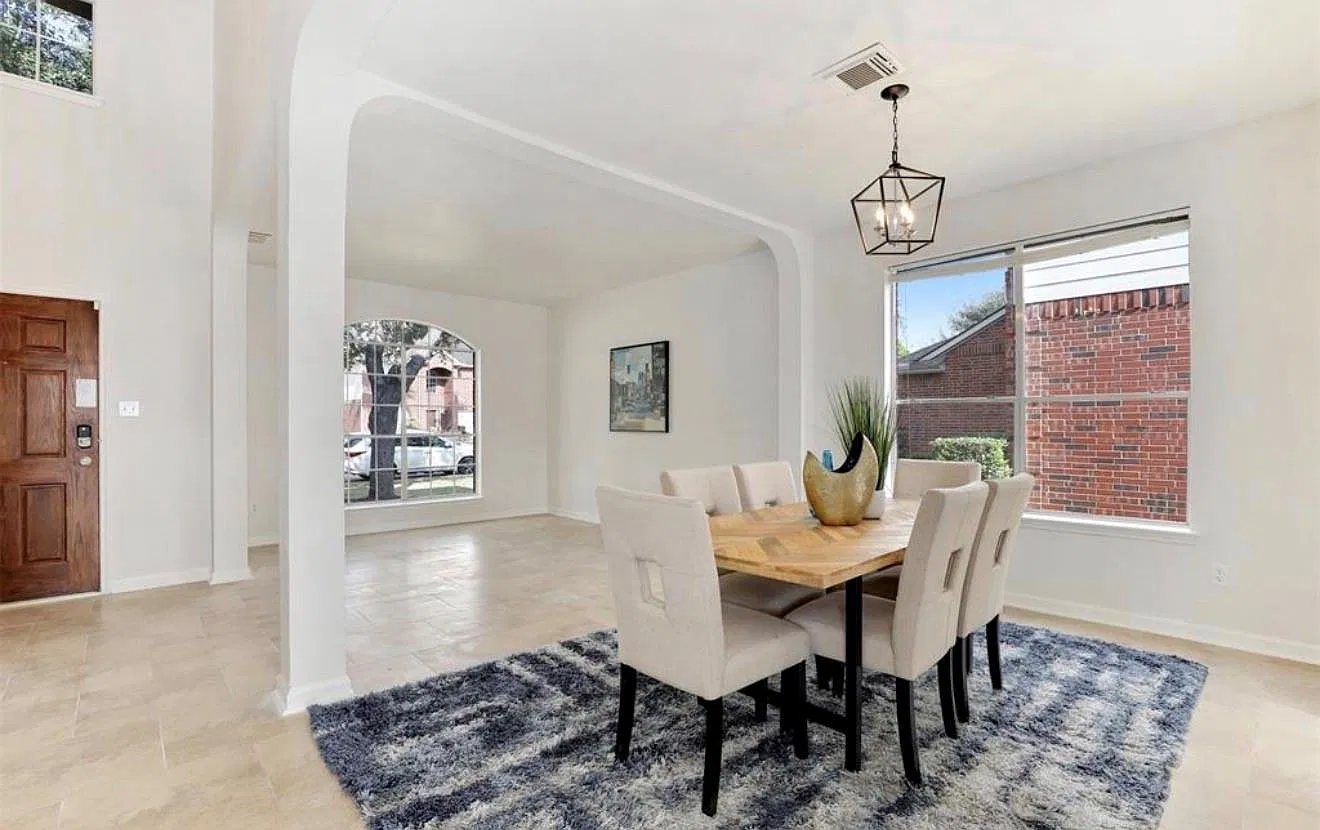 4 bed, 2.5 bath, 2319 sqft, $2,500 — Photo 3