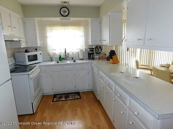 3rd image of 245 Barbados Drive N