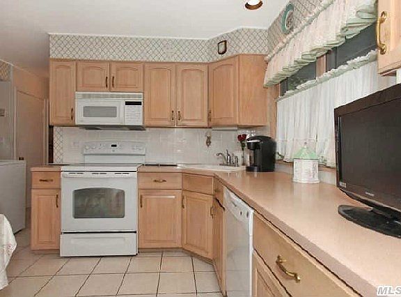 3rd image of 2 Forest Ln