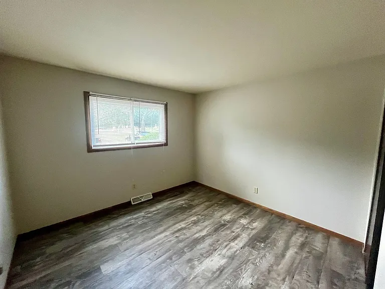 N114W15556 Sylvan Cir — Photo 9