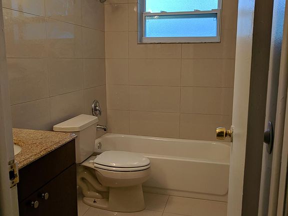 5th image of 902 Lake Palms Dr