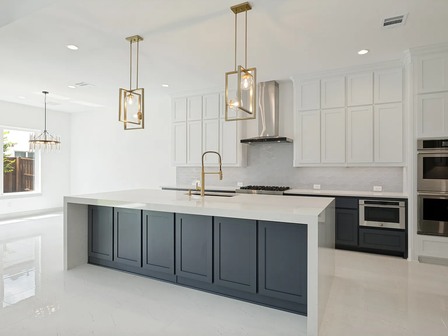 6 bed, 4989 sqft, $5,750 — Photo 4