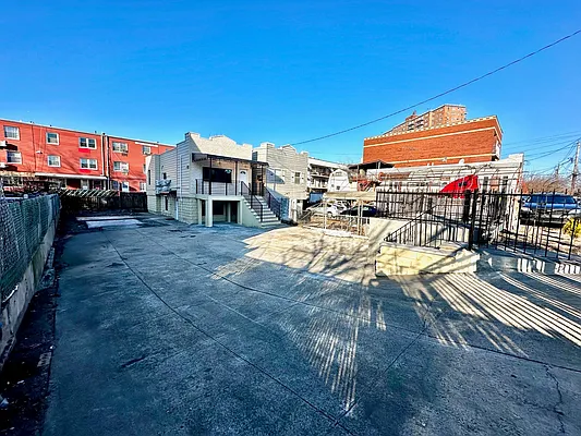 Sold by Remax Real Estate Professionals | media 32