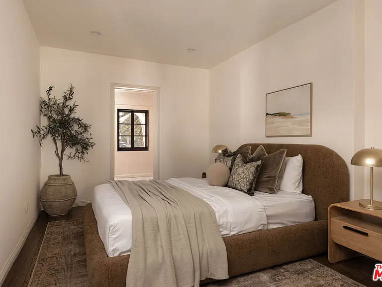 1641 N Ogden Dr — Photo 16
