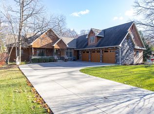 1530 Country Meadow Ct, Oshkosh, WI 54904