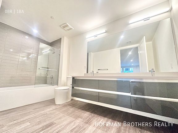 4th image of 716 N Sweetzer Ave #204