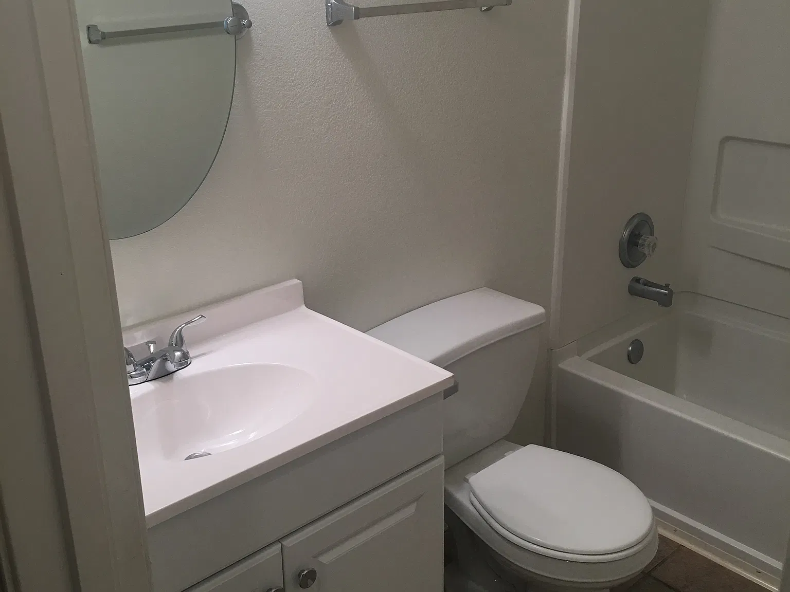 3 bed, 1056 sqft, $2,000 — Photo 4