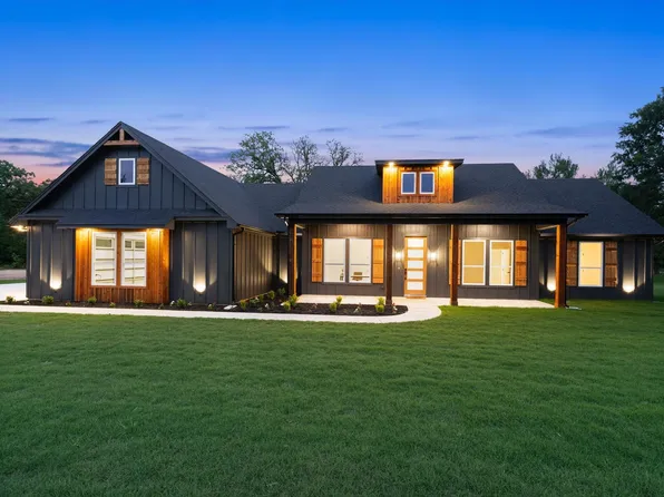 1705 E Woods #J, Springtown, TX 76082