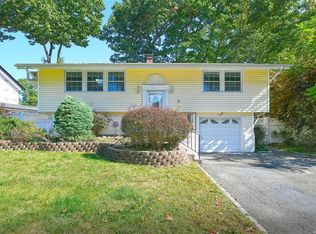 8 Horseshoe Ln, Commack, NY 11725