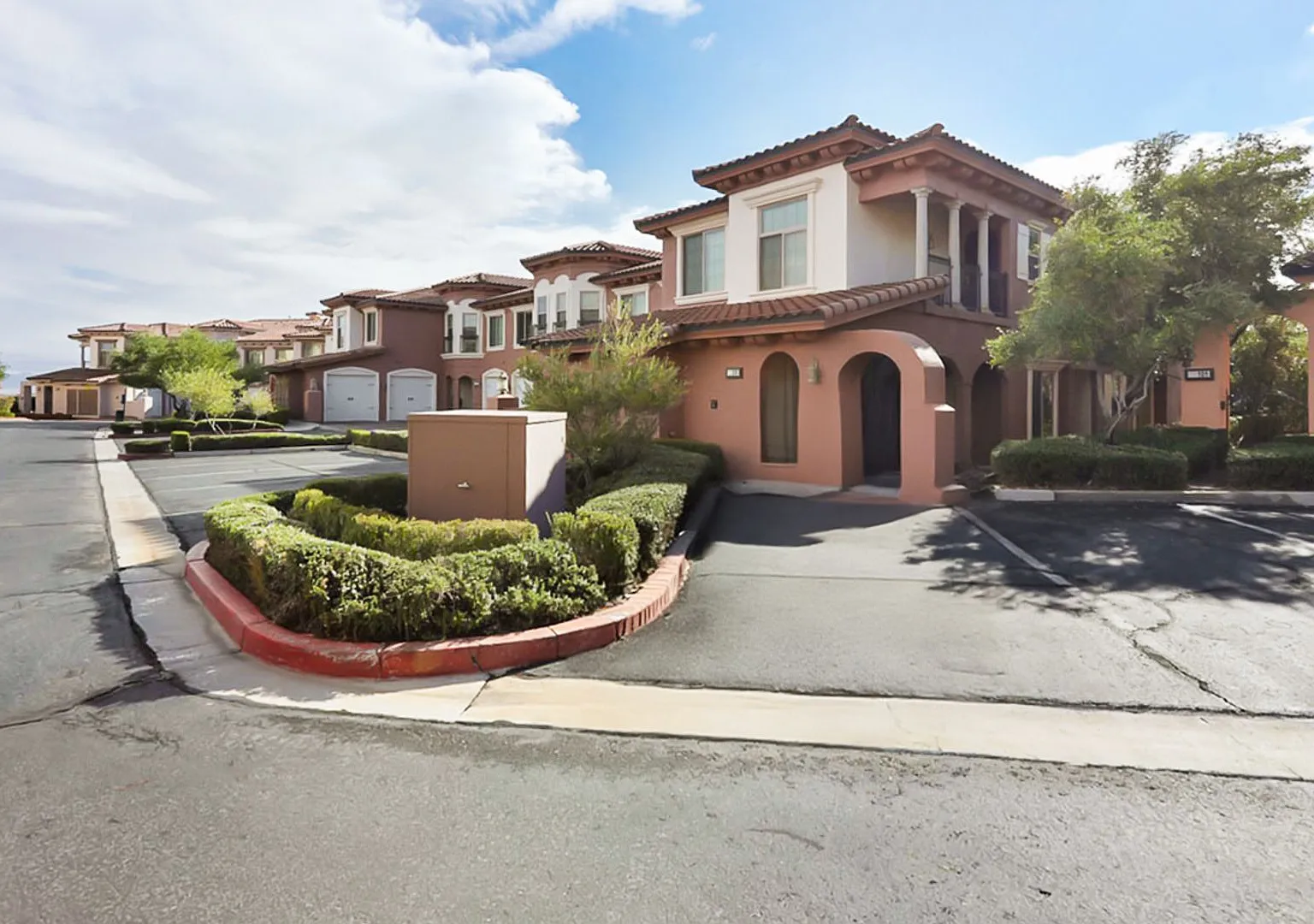 Lake Las Vegas 1st Floor Condo With Stunning Views And Garage — Photo 1