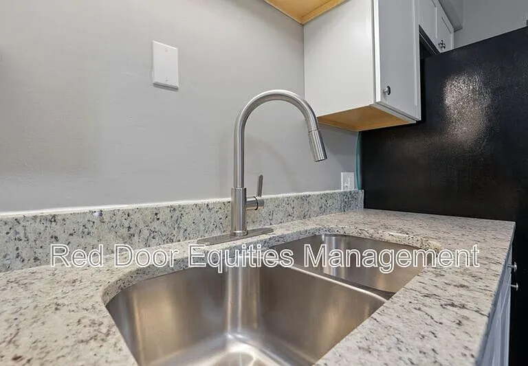 129 W Walnut St #C — Photo 3