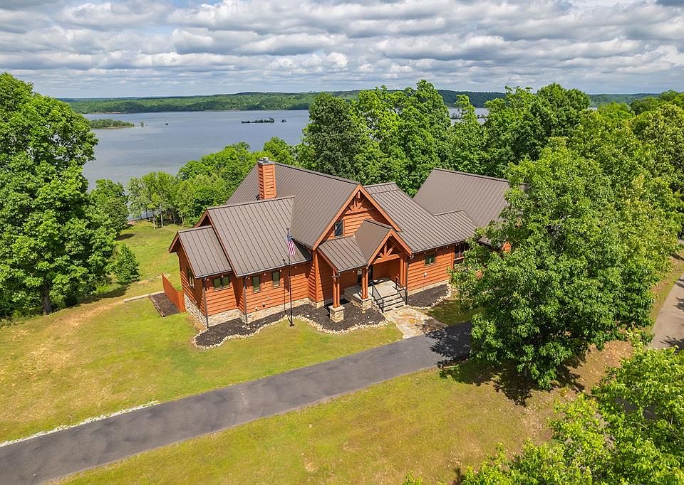 1st image of 685 River Oaks Dr