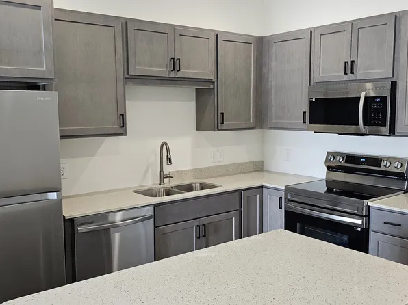 105 Michael Ct NW #8, Hutchinson, MN 55350