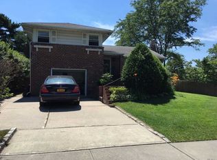 18 Glen Rd, Westbury, NY 11590