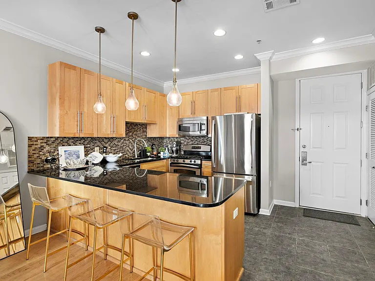 1200 Grand St #423 — Photo 4