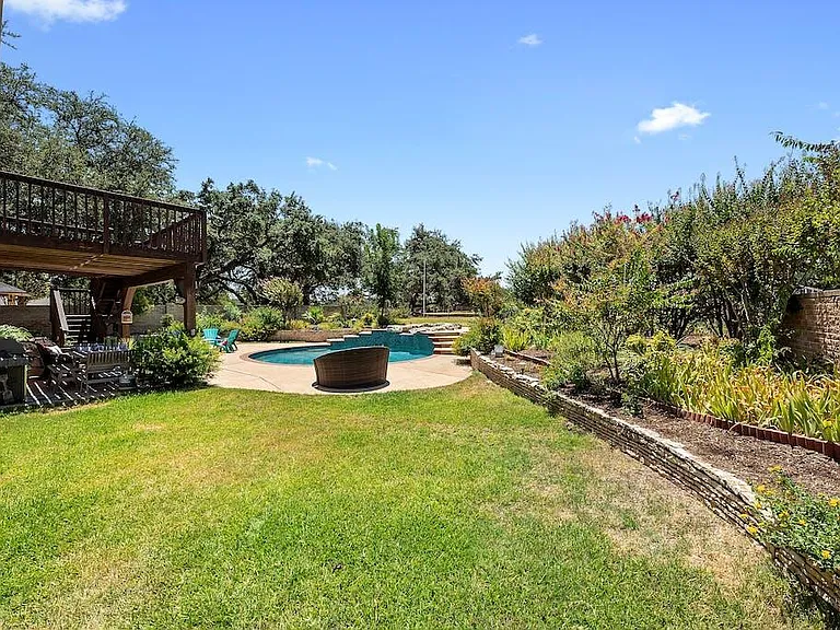 1207 Lakeway Dr — Photo 33
