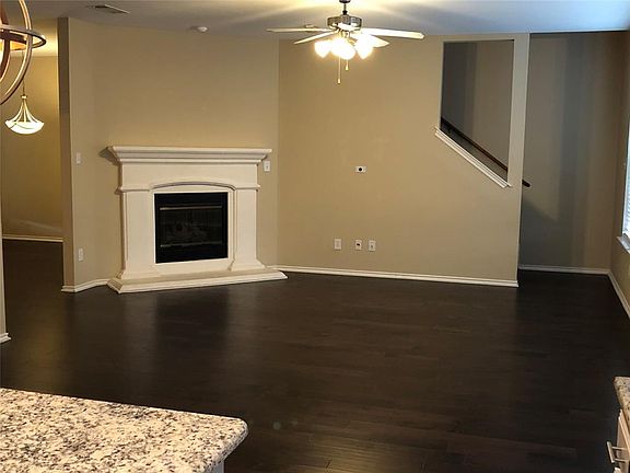 4th image of 9425 Navarro St