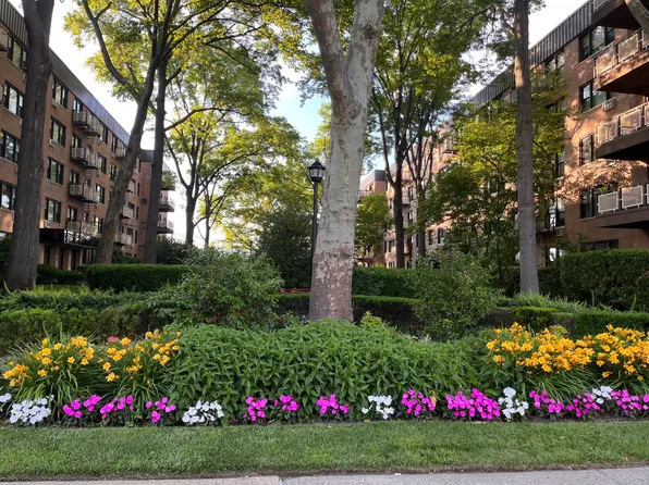 4 Birchwood Ct APT 3H, Mineola, NY 11501