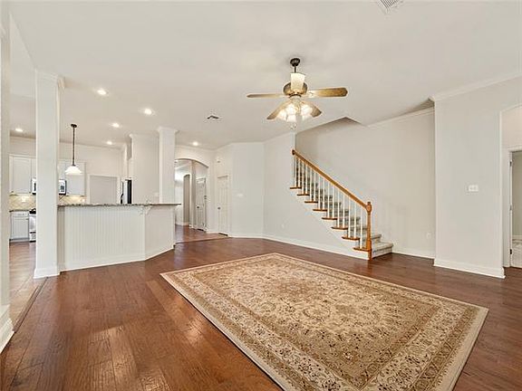 4th image of 1018 Creek Ct