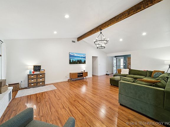 3rd image of 3631 Oakwood Dr