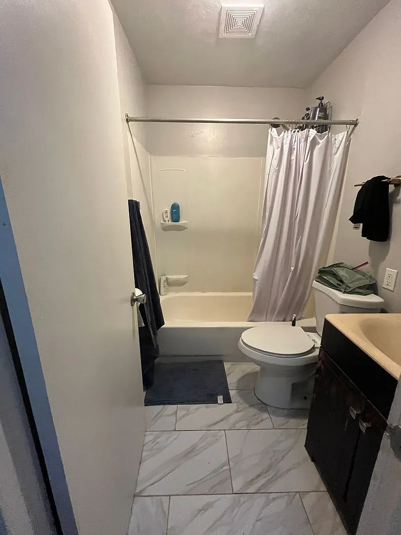 No Brokers Fee, Eat-in Kitchen, Large bedrooms, Laundry on a Site — Photo 4