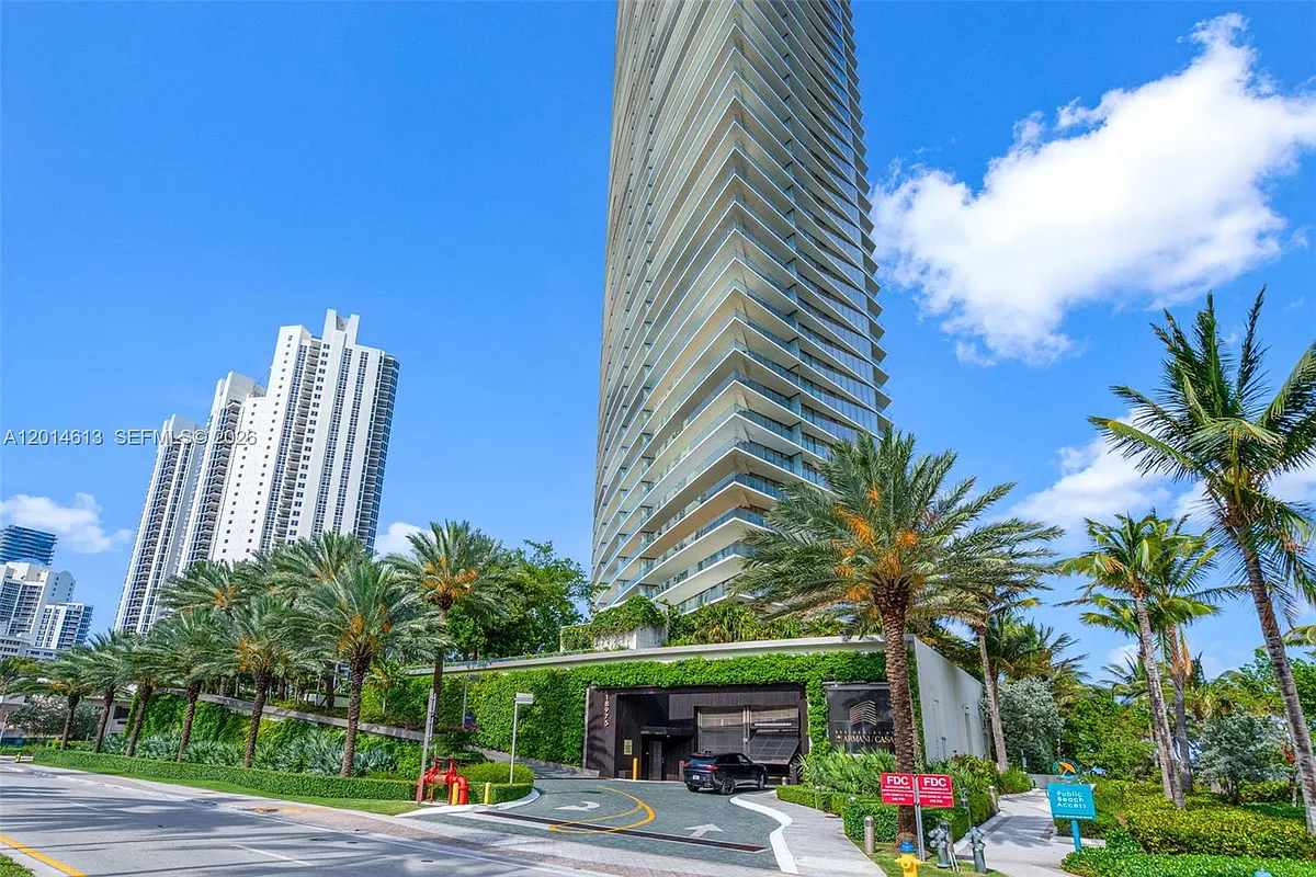 Building Photo - 18975 Collins Ave #3605