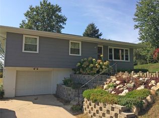 1124 Hillside Dr NW, Cedar Rapids, IA 52405