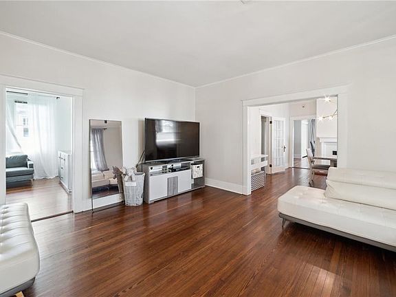 4th image of 2428 Pine St