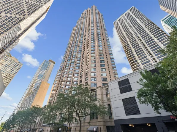 401 E Ontario St APT 2707, Chicago, IL 60611