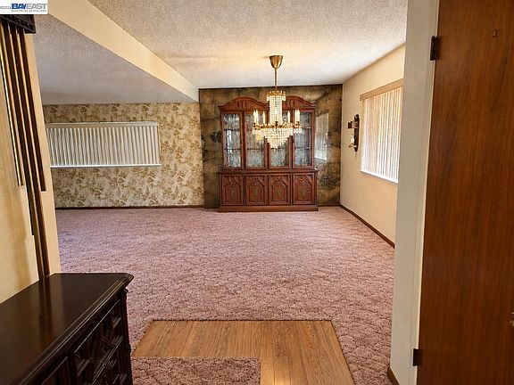 5th image of 230 Flanders Ct
