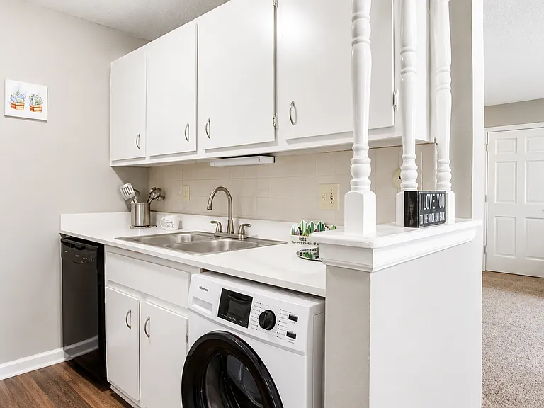 Lenexa Crossing Apartments — Photo 9
