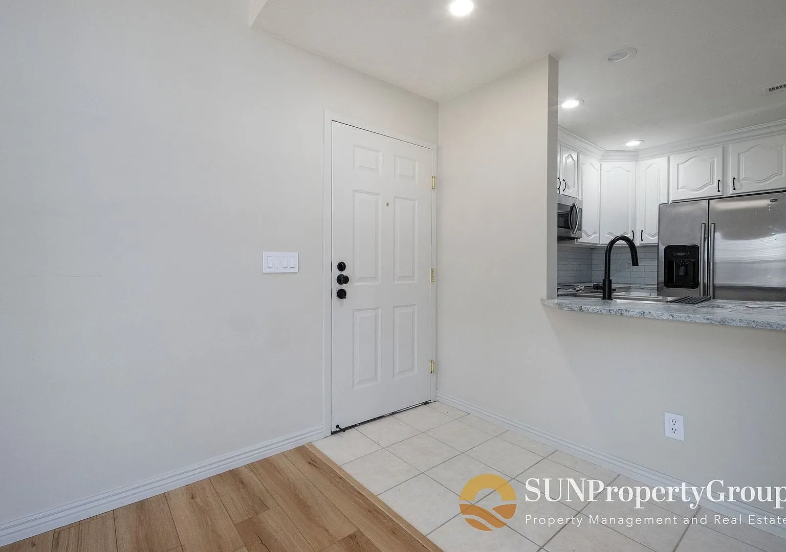 Luxury Condo In Desirable Salt Lake Community — Photo 2