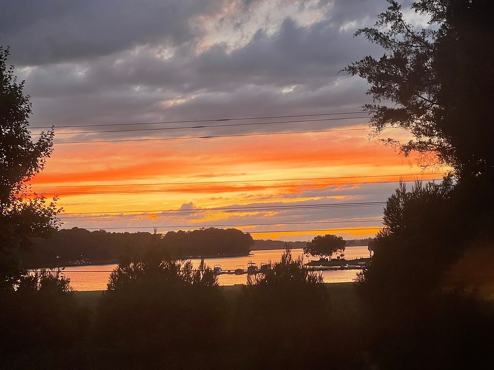 Amazing Sunset Views from upstairs rooms!