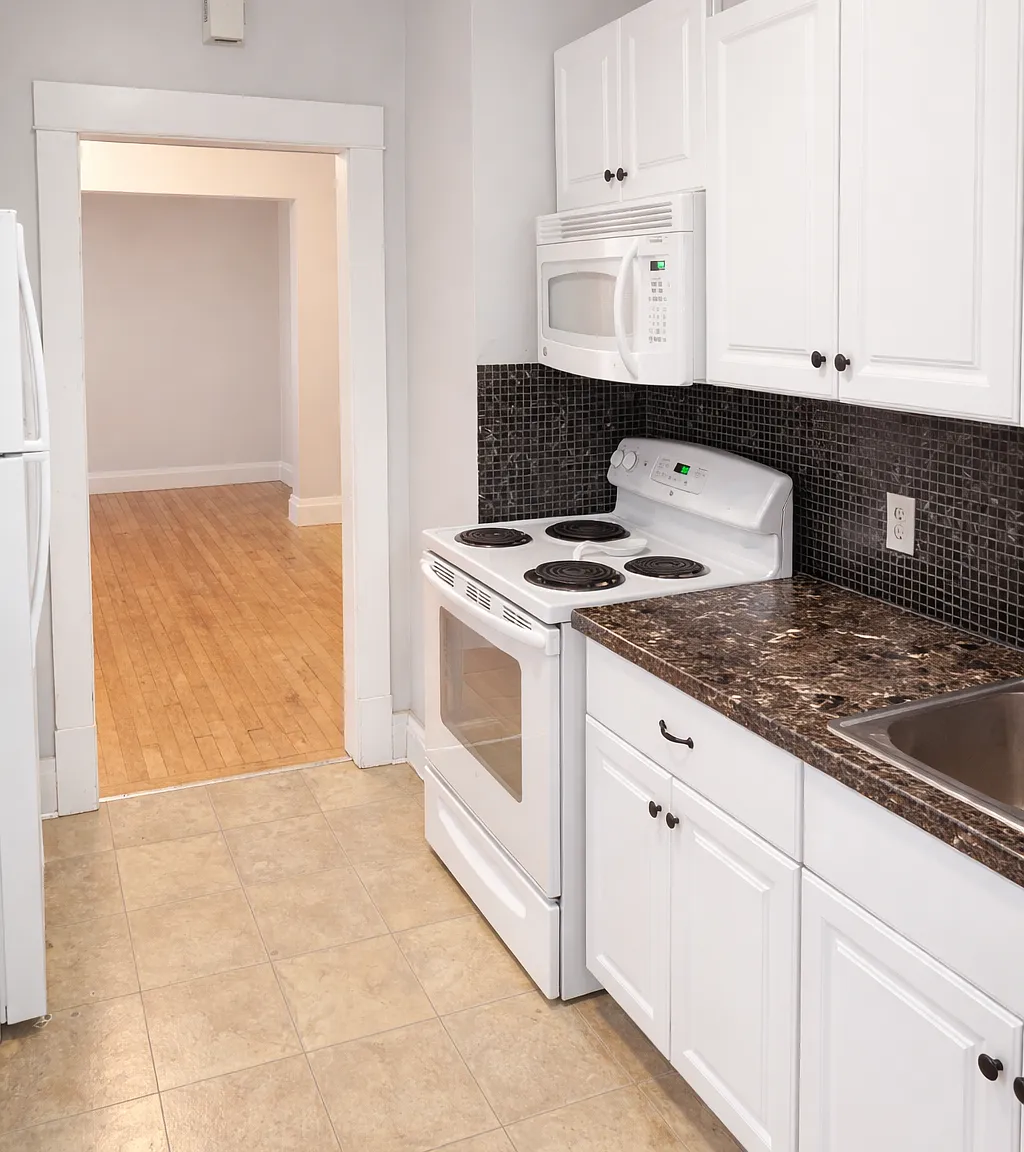 4 bed, $2,100 — Photo 3