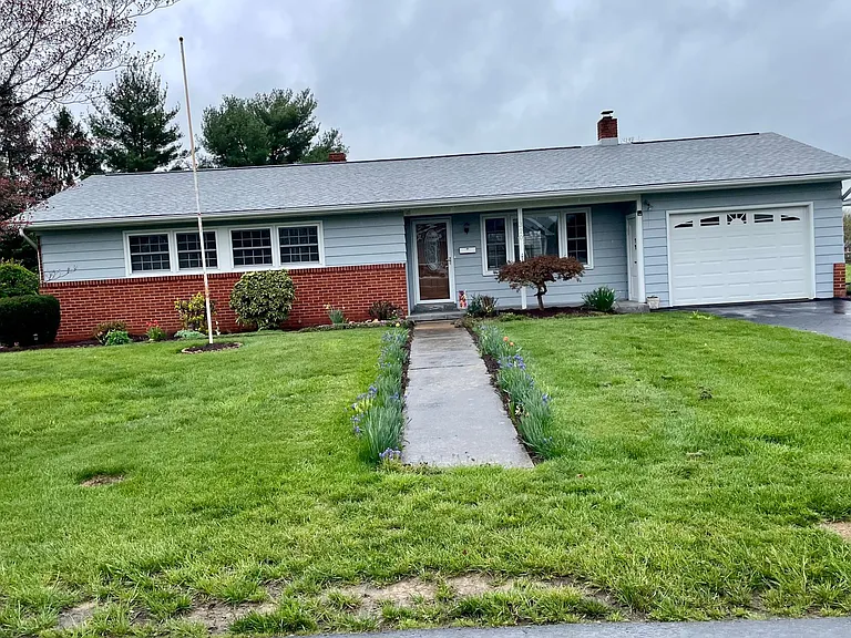 320 Bruce St — Photo 2