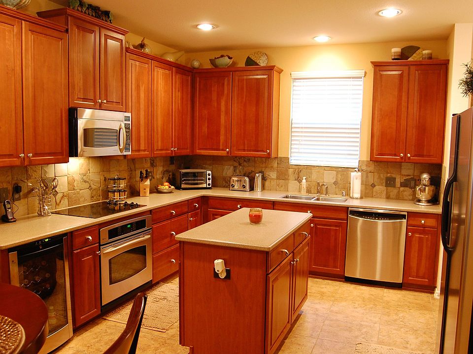 Beautiful Kitchen w/ Built-in Wine Cooler