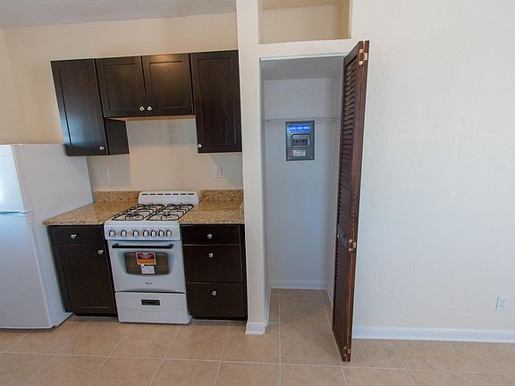 3rd image of 818 N Dixie Hwy APT 5