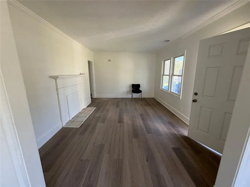 3 bed, 2.0 bath, 1164 sqft, $2,300 — Photo 4