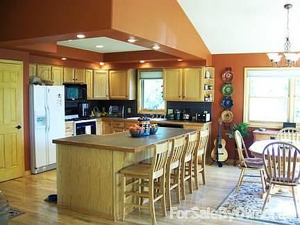 Kitchen
						:
						Porcelain counter tops, oak cabinets and plenty of great lighting.