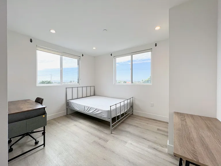 1353 1/4 W 37th St #4 — Photo 7