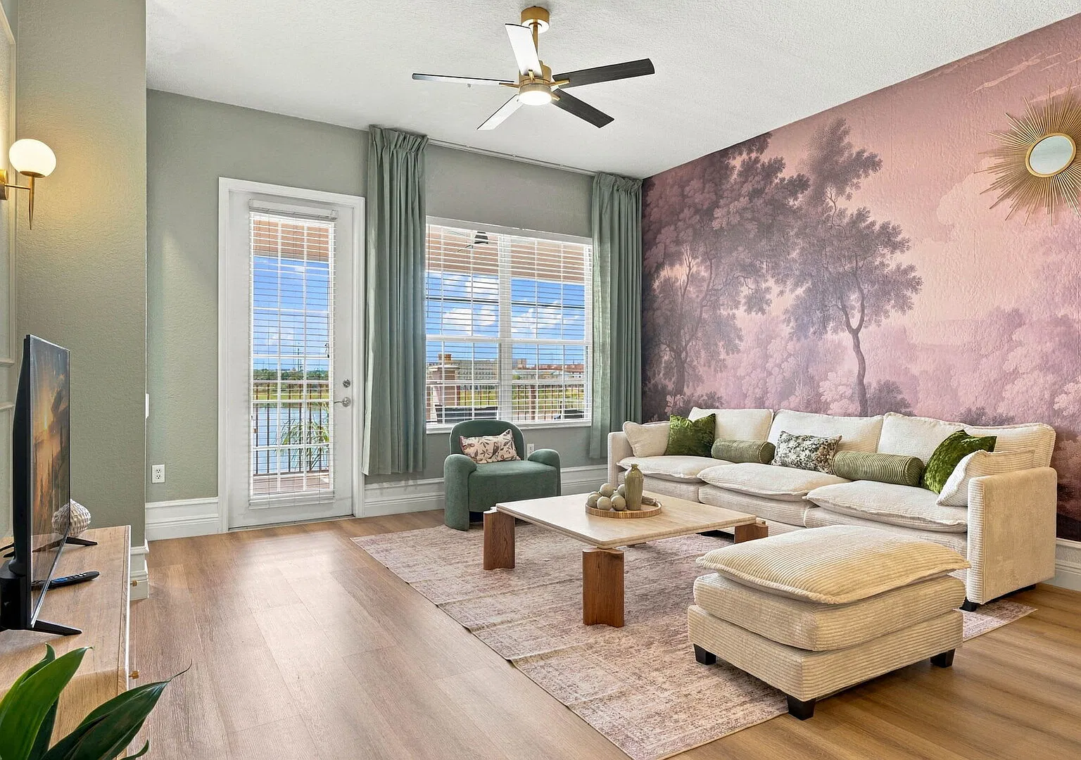 Designer Luxury 3BR, Stunning Lake View, Vista Cay — Photo 1