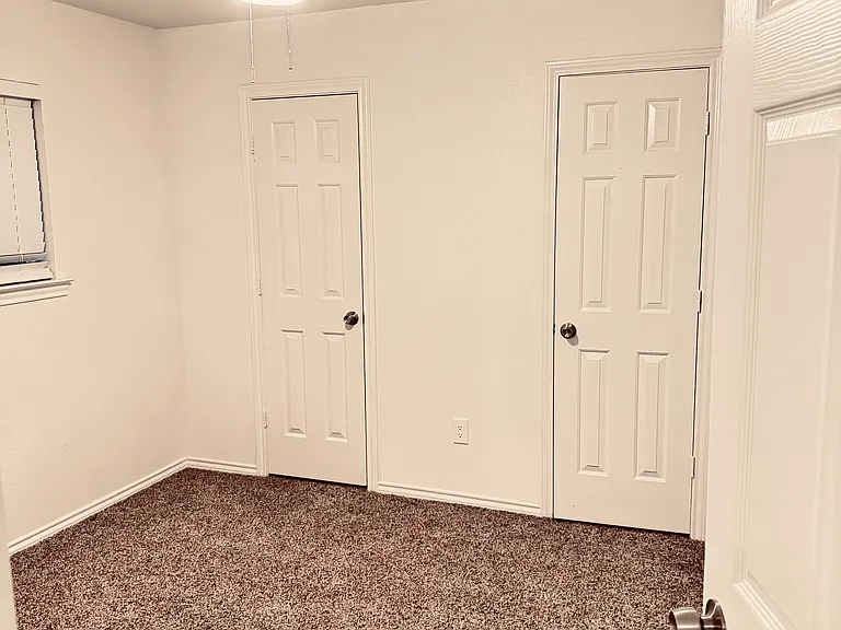 1004 Silverthorn Ct — Photo 16