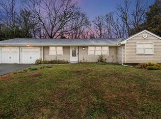 5 Box Pl, Hauppauge, NY 11788