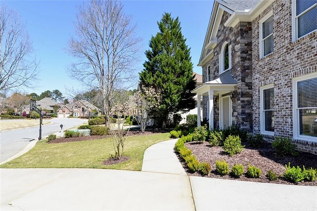 4 bed, 2.5 bath, 3361 sqft, $5,400 — Photo 3